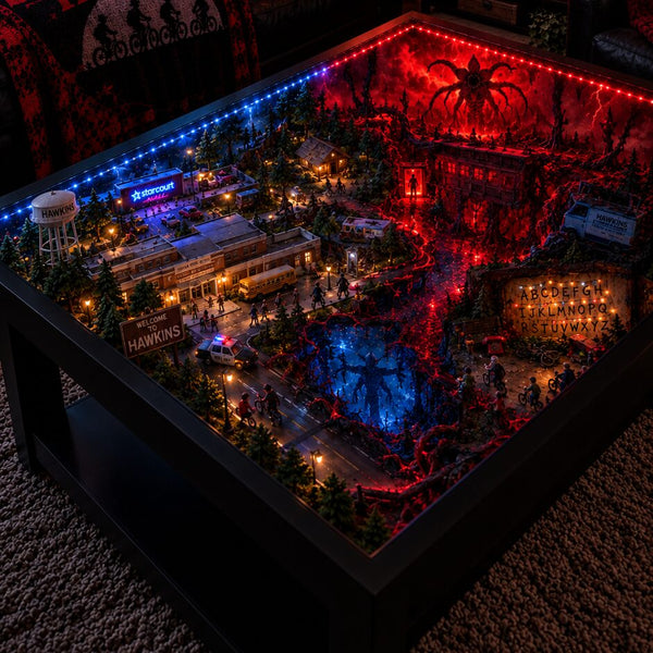 Table décoration Stranger Things Demi avec diorama lumineux bleu et rouge sous verre