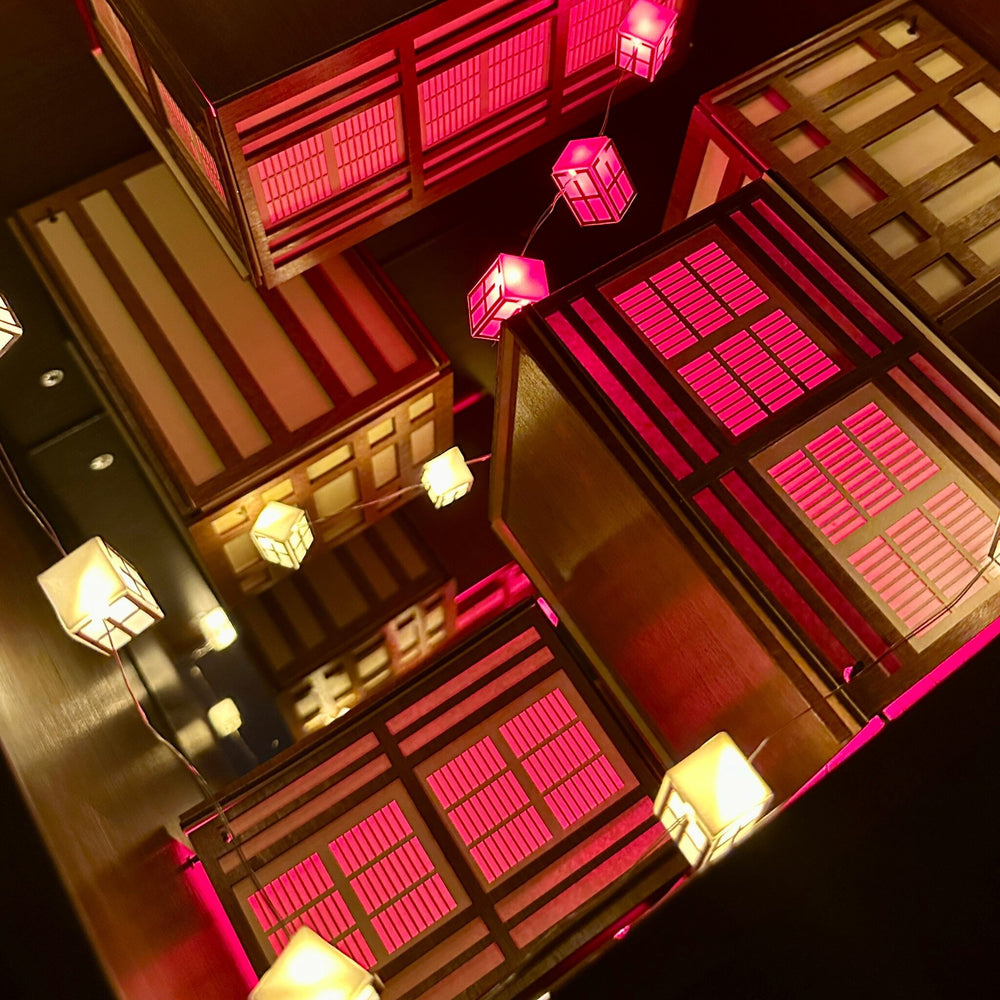Vue de dessus du miroir infini de la table Demon Slayer avec lanternes